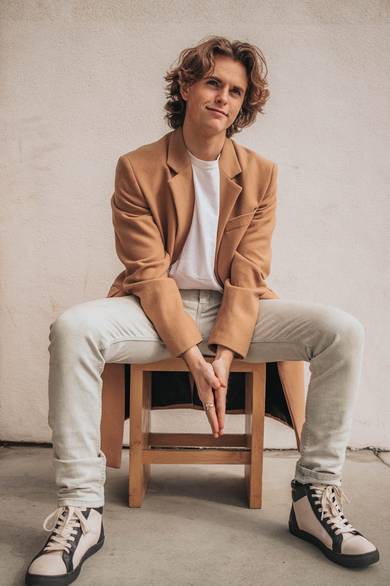 Hombre colombiano con estilo contemporáneo